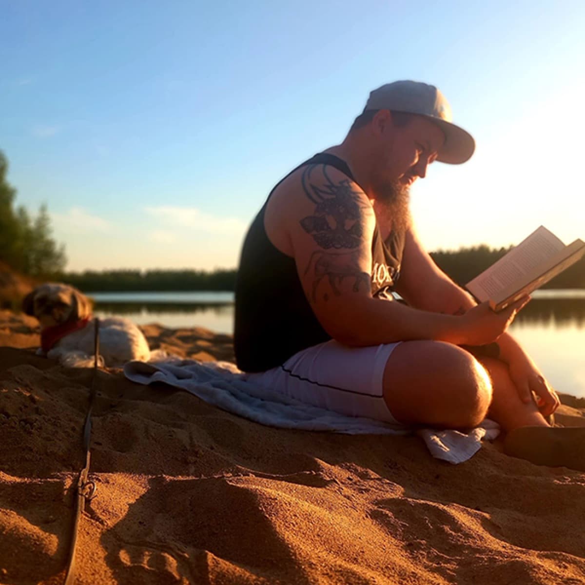 Pekka Pudas radioHiekan studiossa.